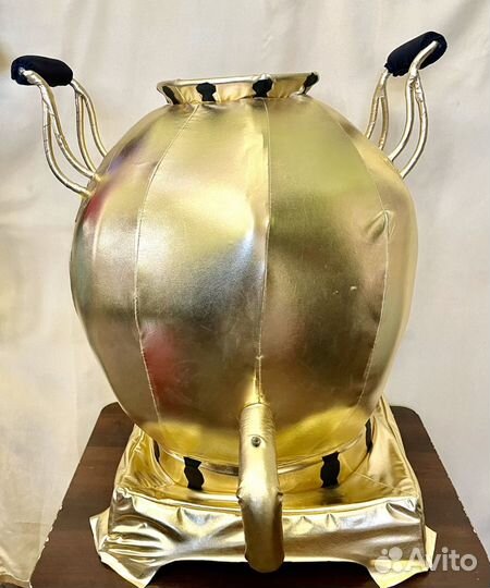 Русский народный костюм. Самовар