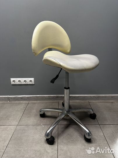 Стул мастера на колесах