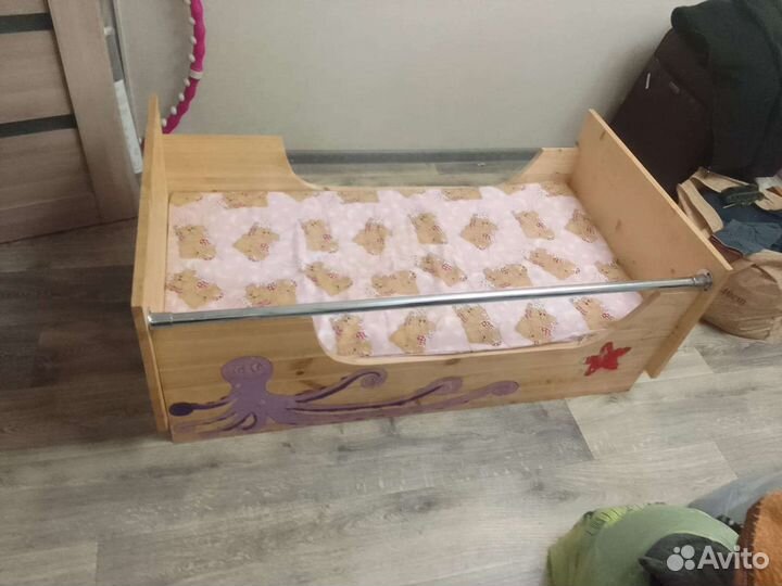 Продаётся детская кроватка, ручной работы)