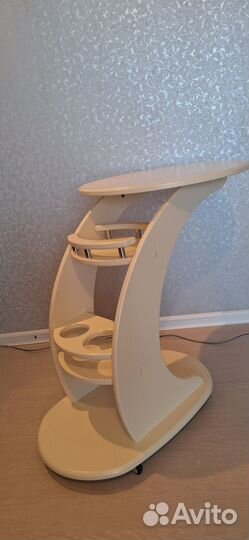 Продам прикроватный столик на колесах