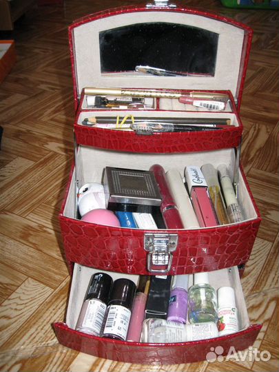 Косметика и лампа для сушки ногтей