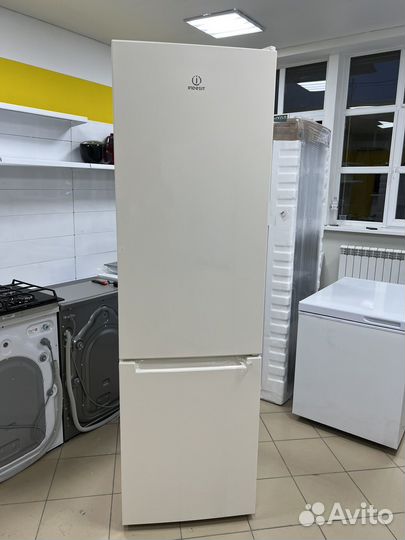 Холодильник Indesit 200см Новый