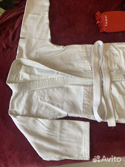 Кимоно, шлем, перчатки для единоборств