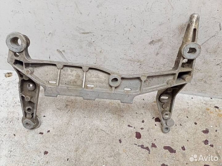 Кронштейн компрессора пневмоподвески 7L0616879