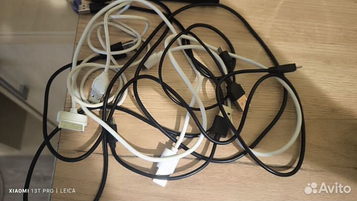 Кучка зарядных проводов