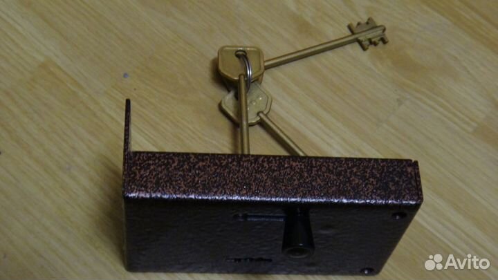 Замок дверной накладной