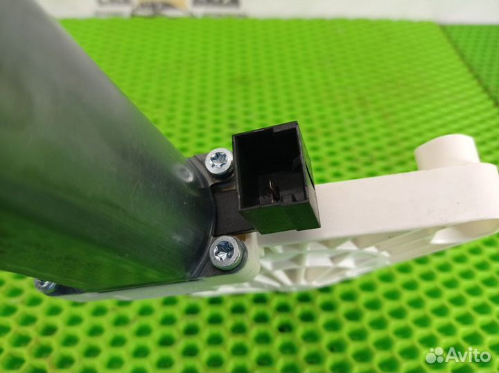 Моторчик стеклоподъемника передний правый R