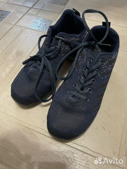 Танцевальные кроссовки разные