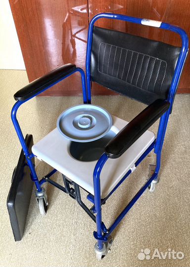 Кресло коляска с санитарным оснащением H 009B