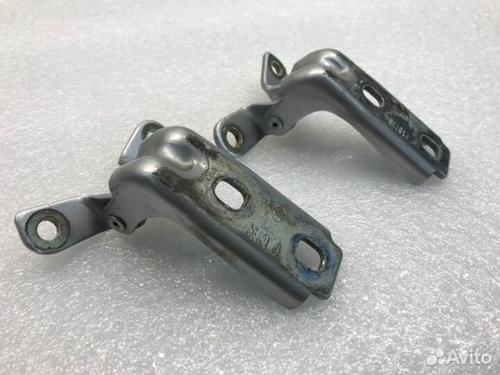 Петля двери передняя правая Chevrolet Cruze седан