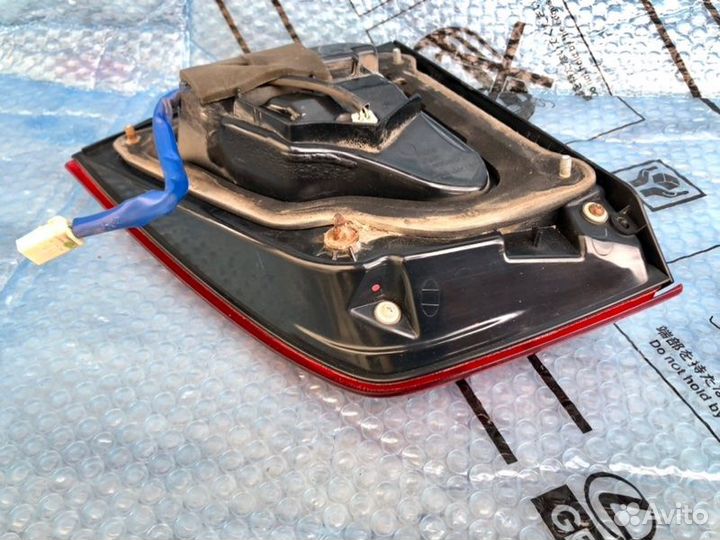 Фонарь багажника задний правый Toyota Lc 200