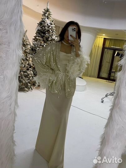 Платье с накидкой перьями