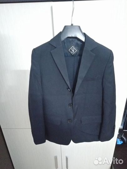 Продам детские школьные костюмы