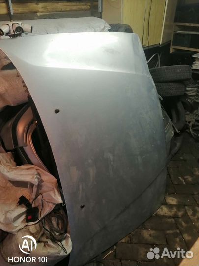 Капот на Nissan primera