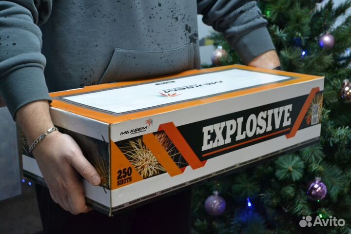 Огромный салют на 250 залпов