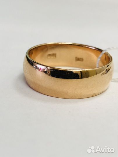 Золотое обручальное кольцо