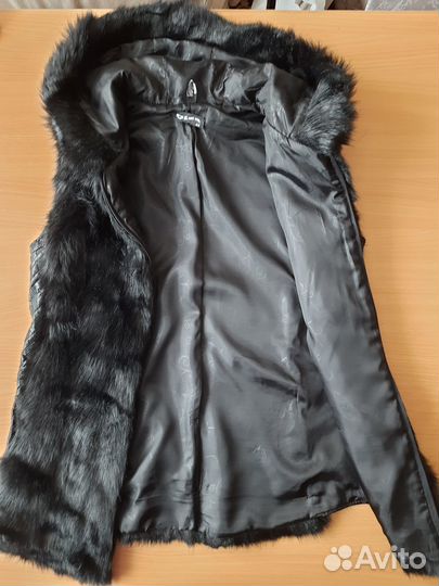 Меховая жилетка с капюшоном для девочки, р-р 42-44