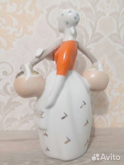 Фарфоровые статуэтка зкх, Девушка с коромыслом и