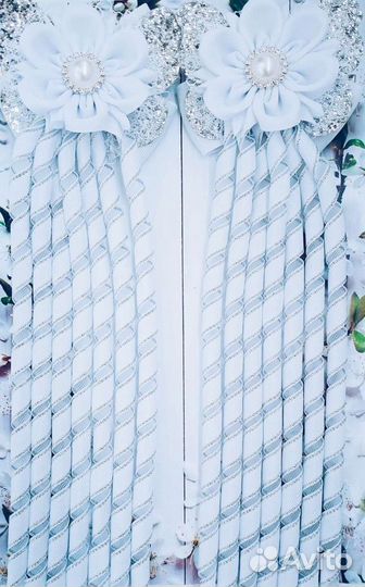 Белые нарядные банты со спиральками