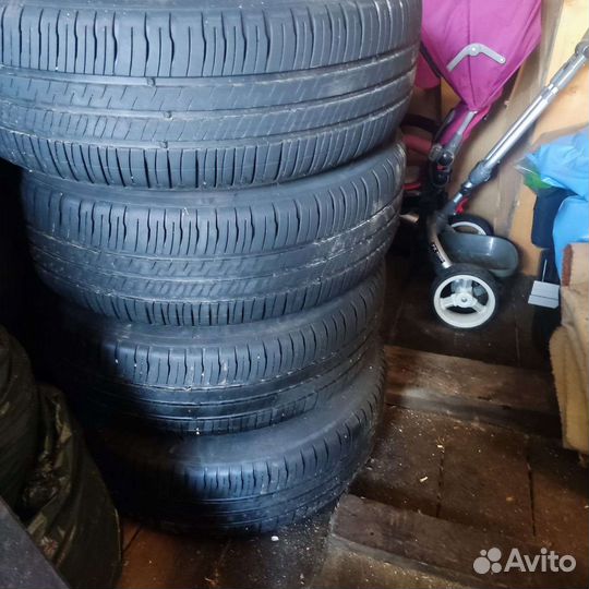 Michelin Agilis 215/65 R16