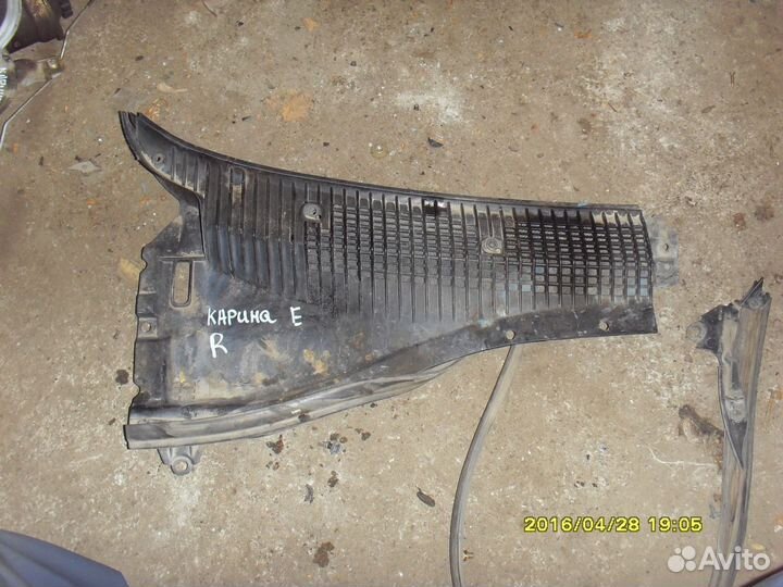 Решетка (жабо) стеклоочистителя Тойота Карина Е