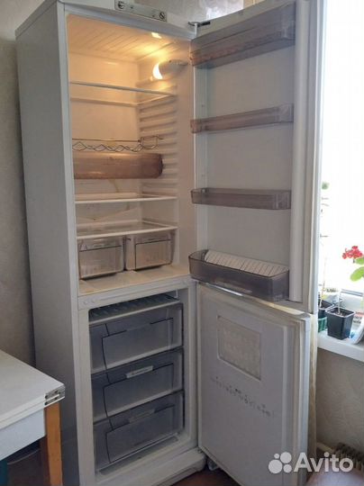 Холодильник Ariston бу в рабочем состоянии