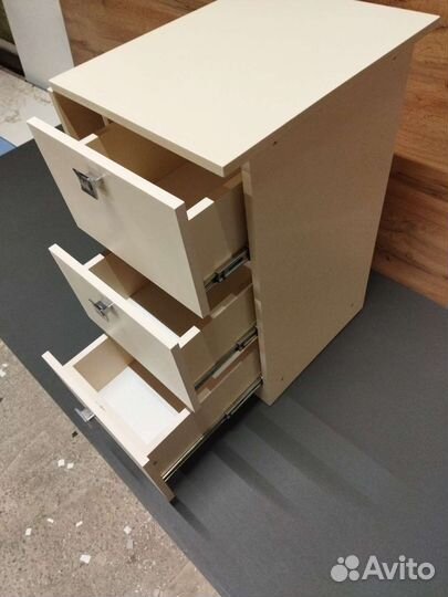 Маникюрный стол складной