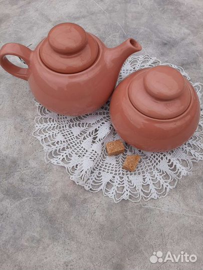 Чайник и сахарница