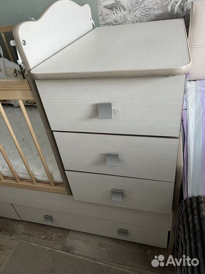 Детская кроватка с маятником и ящиком