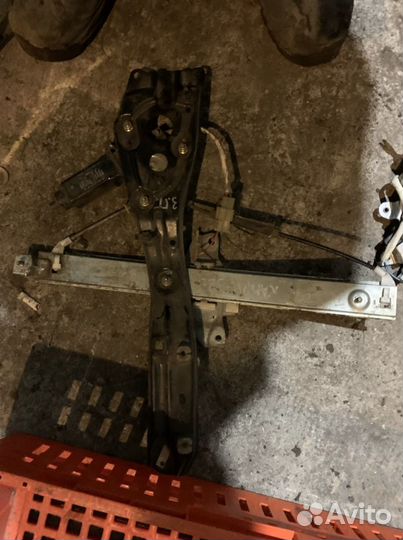 Стеклоподъемник задний правый Toyota Camry XV 10