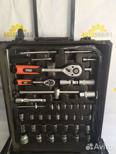 Набор инструментов в чемодане на колесах