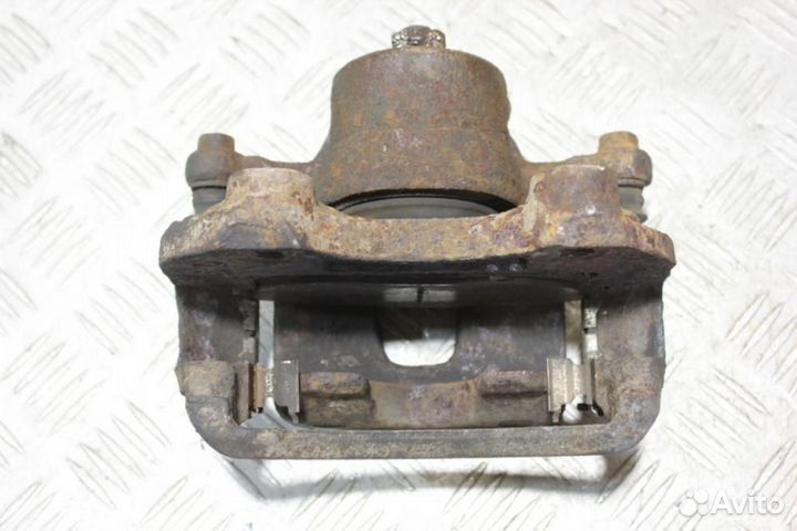 Суппорт передний правый Nissan Maxima a32