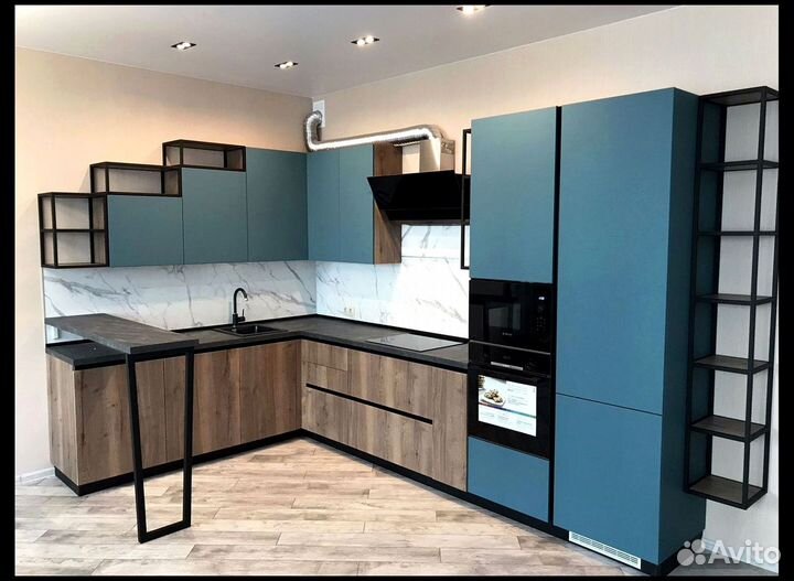 Угловая кухня в дом