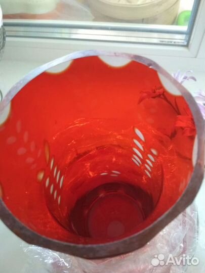 Ваза из красного стекла с резьбой