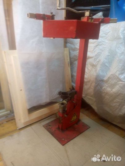 Станок для разборки автомобильных амортизаторов