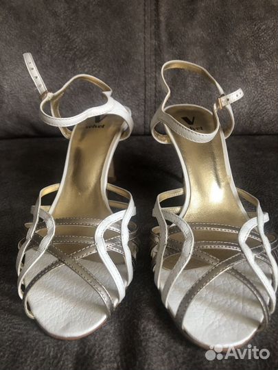 Босоножки кожаные новые женские 39