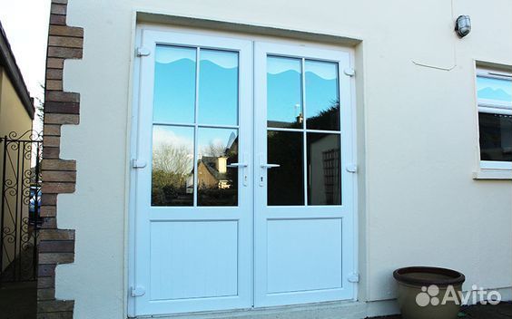 Белые пластиковые двери