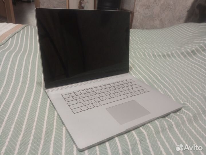 Microsoft surface book 2 GTX 1060