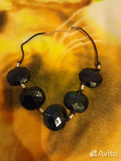 Ожерелья, серьги и часы