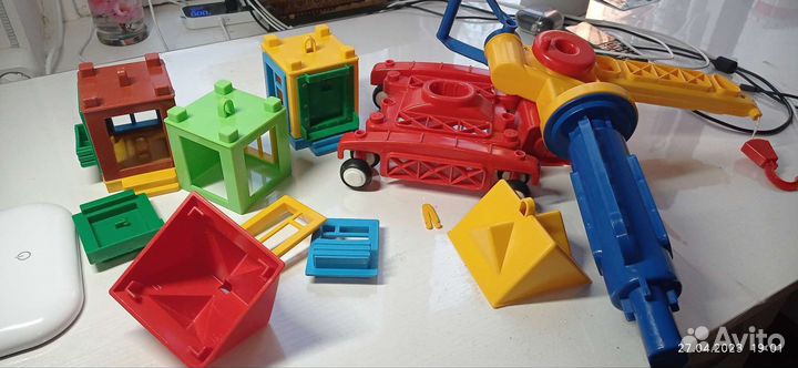 Подъемный кран игрушка