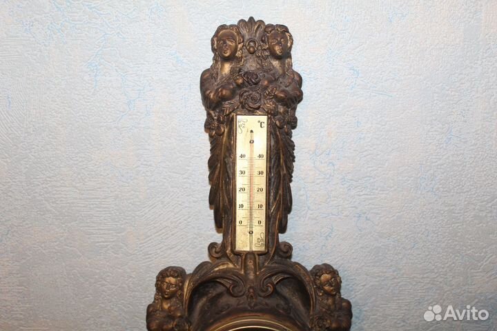 Старинный барометр в античном стиле