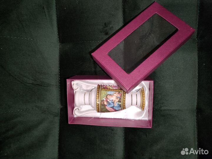 Фарфоровая ваза-статуэтка