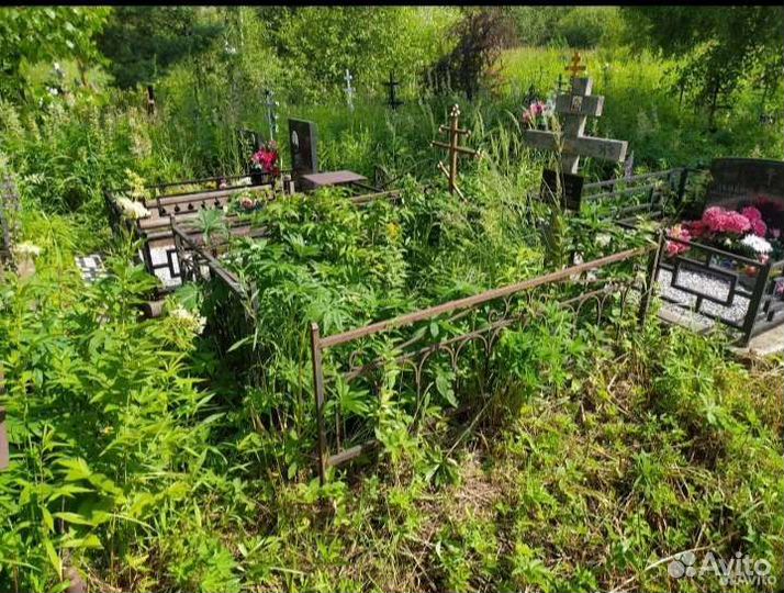 Уборка могил на кладбище, покраска