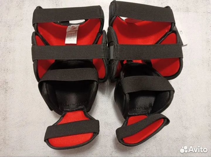 Продам новые наколенники хоккейного вратаря