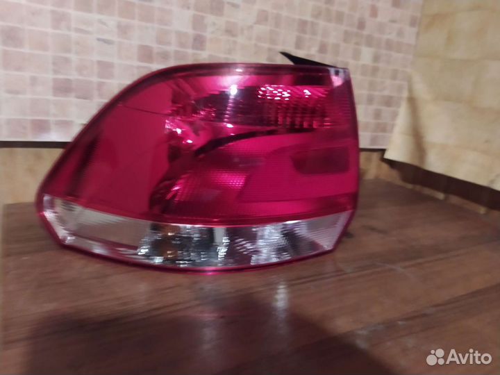 Фонарь левая Фольксваген поло 10-15 до рест