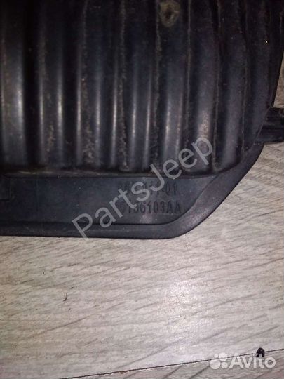 Задний противотуманный фонарь Jeep Grand Cherokee