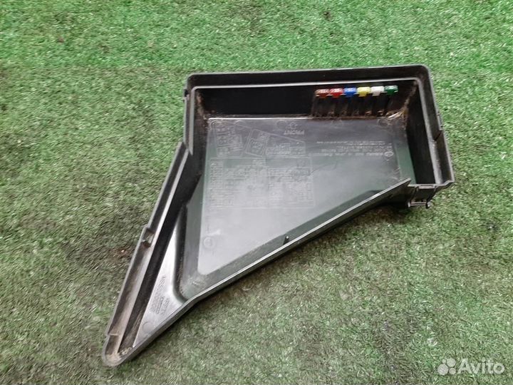 Крышка блока предохранителей (моторный отсек) Sub