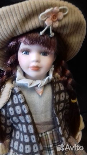 Кукла фарфоровая