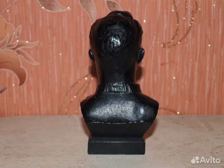 Бюст космонавт