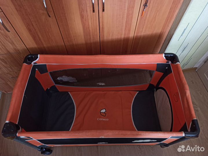 Продам манеж-кровать Coneco